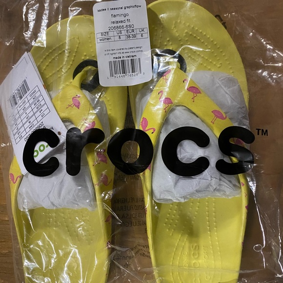 Women’s Yellow Crocs w/Pink FLAMINGOS Print Flip Flops Sandals Kadee II - Picture 8 of 8